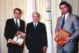 Goran Takač (krajnje desni na fotografiji) prošli tjedan je posjetio Hrvatsku i primio Nagradu za životno djelo koju je Varaždinska županija posmrtno dodijelila njegovu ocu