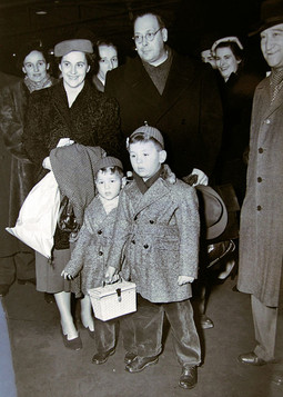 DOLAZAK NOVOG AMBASADORA U siječnju 1953. obitelj Velebit na kolodvoru u Londonu prilikom dolaska iz Rima gdje je Vladimir Velebit prethodno bio veleposlanik
