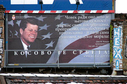 PREDIZBORNU KAMPANJU u Srbiji popratili su i plakati s likovima svjetskih državnika Willyja Brandta i Johna F. Kennedyja te sloganom 'Kosovo je Srbija'