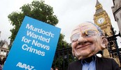 Tvorac
senzacija
Britanska javnost,
konsternirana spregom
medija i vlasti, traži
odgovornost za Ruperta
Murdocha zbog kršenja
brojnih zakona