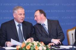 BIVŠI PREMIJER
Ivo Sanader s bivšim
potpredsjednikom Vlade Damirom Polančecom, koji
je praktički samostalno
vodio pregovore oko novog dioničarskog ugovora s MOL-om
