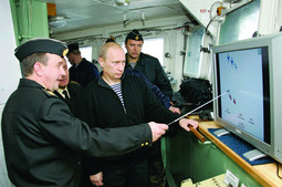 Ruski predsjednik Putin na brodu na nuklearni pogon klase 'Kirov' od 25.000 tona u uniformi ratne mornarice s ministrom obrane Sergejom Ivanovom