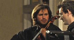 Sav u glazbi Stjepan Hauser je poznat i kao 'mađioničar violončela', a publika ga pamti po strastvenoj svirci
i interpretaciji glazbe
cijelim tijelom