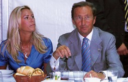TAJNA GROFIČINE
IMOVINE Il Giornale je optužio Finija da je stan u Monte Carlu koji je grofica Colleoni ostavila njegovoj stranci jeftino
prodao bratu svoje
djevojke Elisabete,
Giancarlu Tullianiju, i to putem jednog offshore
fonda