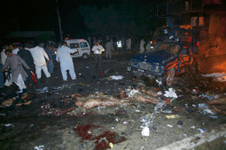 Mrtva tijela pristaša Benazir Bhutto, pripadnika policije i njezina osiguranja leže pred kamionom u kojem je ona stizala s aerodroma