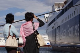 Turisti u najvećoj grčkoj luci Pirej (Foto: Reuters)