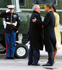 SRDAČAN RASTANAK Novi predsjednik SAD-a Barack Obama i supruga Michelle otpratili su nakon inauguracije Georgea W. Busha i suprugu Lauru do helikoptera, gdje su se izgrlili, iako je Obama u svom govoru žestoko kritizirao Bushevu politiku