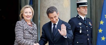 Vječni saveznici Francuski predsjednik Nicolas Sarkozy prvi je počeo govoriti o nužnosti da se Gadafi potjera s vlasti, a američka državna tajnica Hillary Clinton zagovarala je oprez, napominjući da se SAD neće dati uvući u konflikt 