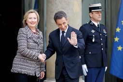 Vječni saveznici Francuski predsjednik Nicolas Sarkozy prvi je počeo govoriti o nužnosti da se Gadafi potjera s vlasti, a američka državna tajnica Hillary Clinton zagovarala je oprez, napominjući da se SAD neće dati uvući u konflikt 