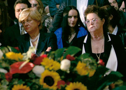 PAVAROTTIJEVA prva supruga Adua Veroni i njegova sestra Lella Pavarotti na pogrebu