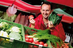 OD VRTA DO STOLA
Mario Sever na svom
imanju Eko-Sever,
povrće i voće uzgaja
organski, bez umjetnih
primjesa