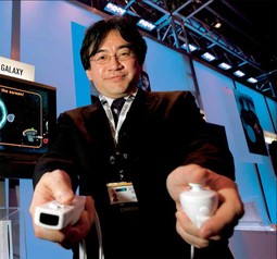SATORU IWATA, predsjednik Nintenda demonstrira Wii i njegove bežične kontrolere