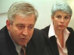 MLADI OPOZICIONARI
Ivo Sanader i Jadranka Kosor snimljeni na
tiskovnoj konferenciji 2000.