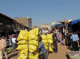 Na tržnici u glavnom gradu
Ugande Kampali za prijevoz robe često posluži bicikl
