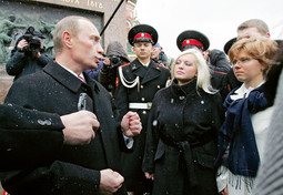 Većina građana Rusije želi da Putin nastavi vladati državom; na snimci predsjednik govori mladima pred spomenikom braniteljima Rusije pred poljskom invazijom