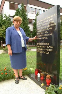 Ravnateljica Opće bolnice "Vukovar" Vesna Bosanac pokraj spomenika mučki ubijenih Hrvata na Ovčari