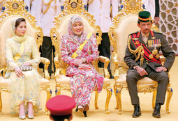 SULTAN HASSANAL BOLKIAH sa suprugama Azrinaz Mazhar Hakim i kraljicom Salehom na vjenčanju svoje kćeri