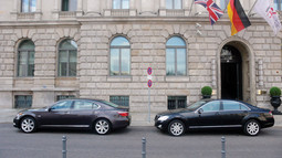 ŽESTOKA KONKURENCIJA Lexus LS 600h slučajno se zatekao uz glavnog konkurenta, Mercedes S500, pred ekskluzivnim berlinskim Hotelom de Rome