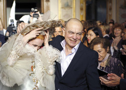 LABUĐI PJEV Pariški tjedan mode bio je
posljednja revija za modnu kuću Lacroix, koja je u gubicima od 10 milijuna eura