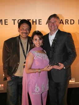 PREDSTAVNICI Bollywooda s Merlićem netom nakon što je 2007. u Luzernu osvojio nagradu za 'Piramidu