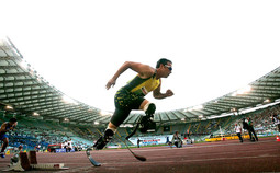 Dvadesetjednogodišnji Južnoafrikanac natječe se u utrkama na 100, 200 i 400 metara, a najbolji je na 400 metara gdje mu je rezultat 46,34 sekunde, a olimpijska norma je 45,55