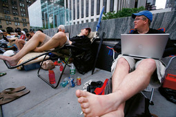 PRVOG DANA prodaje iPhonea ljudi su čekali u dugačkom redu u newyorškoj Petoj aveniji