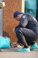 Policijski tehničar izuzima tragove koji bi mogli dovesti do ubojica