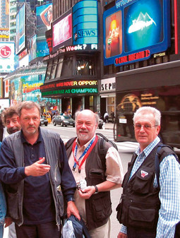 MARIO BRZIĆ okružen prijateljima i kolegama u New Yorku 2005. za vrijeme predstavljanja njegove monografije 'Split-Palača'