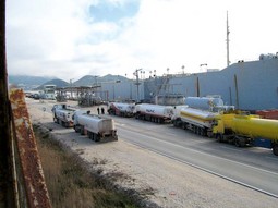 SNIMKA LUKE PLOČE
na kojoj se vidi ilegalni
pretovar: kamionicisterne na javnoj cesti prebacuju naftne derivate na zahrđalu olupinu