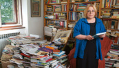 Nadežda Čačinovič u svojem zagrebačkom stanu okružena je knjigama jer, kako kaže, najviše u životu voli čitati