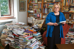 Nadežda Čačinovič u svojem zagrebačkom stanu okružena je knjigama jer, kako kaže, najviše u životu voli čitati