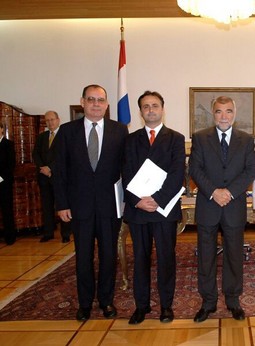 JOVAN VEJNOVIĆ
(sasvim lijevo) s
predsjednikom Mesićem i
kolegama diplomatima