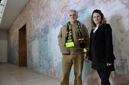 KUSTOSI MOMO CVIJOVIĆ i Ana Panić iz Muzeja istorije Jugoslavije ispred Goldonijeve zidne
slike u holu prvog kata muzeja