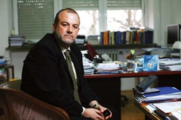 DRAGO JAKOVČEVIĆ,
profesor na Ekonomskom fakultetu u Zagrebu, smatra da je tečaj kune previsok, ali da bi nagla promjena bila katastrofalna za likvidnost zemlje