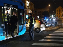 Policija u zagrebačkom tramvaju (Foto: Borna Filić/PIXSELL)