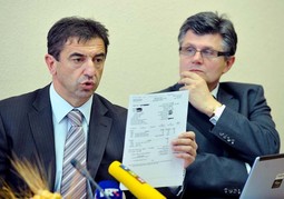 MINISTAR
ZDRAVSTVA
Darko Milinović
i bivši šef
HZZO-a
Većeslav
Bergman
sumnjiče se za
pogodovanje
privatnim
klinikama
'izdašnim i
nerazumljivim
ugovorima'
