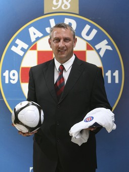 ČASNO ZA HAJDUK 'Čast mi je biti predsjednik
Hajduka i ne želim
osramotiti ni sebe ni svoju
familiju', kaže Svaguša