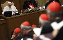 Papa Benedikt XVI. okupio je kardinale (Reuters)