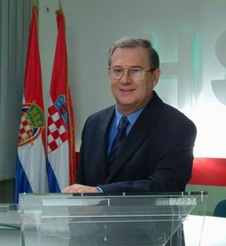 Tomčić se distancirao od oba bloka, lijevog i desnog, a nakon žestokih napada na HDZ i SDP, više nitko ne zna s kim će HSS na kraju koalirati.