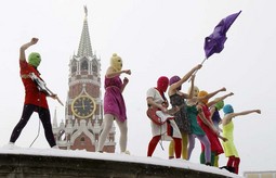Radikalna feministicka
punk grupa Pussy Riot završila je u pritvoru nakon što je otpjevala pjesmu kojom kritizira
Putina