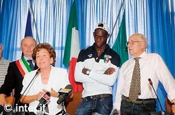 Balotelli sa svojim posvojiteljima Silviom i Francescom Balotellijem s kojima je živio u talijanskom gradu Brescii