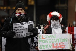 Prosvjednici ispred londonskog suda: Foto: Reuters