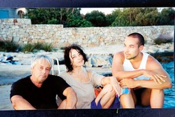 NA DRVENIKU MALOM,
gdje Slobodan Šnajder boravi kad god može, sa
suprugom Krunom Tarle i sinom Janom 2001. godine