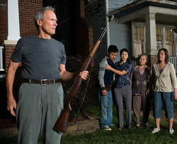 Walt Kowalski (Clint Eastwood) i njegovi susjedi Thao (Bee Vang), Vu (Brooke Chia Thao), baka (Chee Thao) i Sue (Ahney Her) u filmu "Gran Torino"