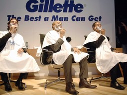 SKUPA CIJENA ZA
RAZUZDANE ZABAVE
Roger Federer, Thierry Henry i Tiger Woods u Dubaiju na reklami za Gillette, koji je slavnom golferu u
međuvremenu otkazao ugovor