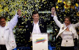 Novi kolumbijski predsjednik Juan Manuel Santos slavi pobjedu sa suprugom Marijom Klemencijom i stranačkim partnerom Angelinom Garzonom (Foto: Reuters)