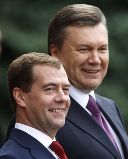 Dmitrij Medvedev i Viktor Janukovič (Reuters)