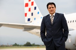 Boško Matković pretvorio je Pleso od
gubitaša u profitabilnu tvrtku koja je na putu da postane regionalni
centar za zračni promet, ali ne
pripada nijednoj stranci i nema političko zaleđe