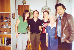 ZA VRIJEME RADA NA PROJEKTU 'X WOHNUNGEN' u Berlinu 2004., s glumicama i gospođom Jagotzky u čijem se stanu odvijala predstava 