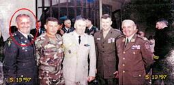 ANTE GOTOVINA u društvu sa stranim vojnim izaslanicima, među kojima je i Ivan Šarac, s kojim je vrlo intenzivno surađivao od 1994. godine